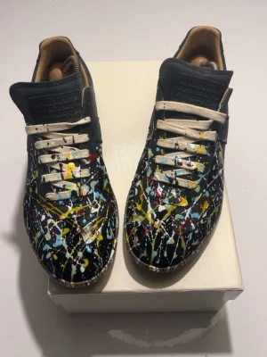 Maison Margiela Paint splatter  - Maison Margiela GATs paint splat modell, size 45 helt oanvända. Box finns inget kvitto 