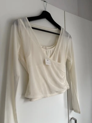 Tvådelad topp - En supersöt tvådelad topp (linne och en tunn långärmad). Helt oanvänd!