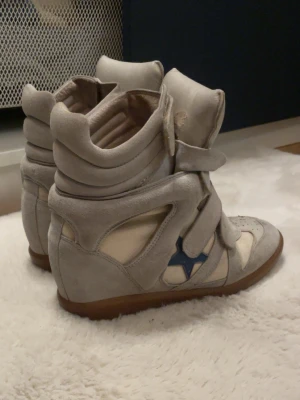 Isabel marant skor - Skit snygga Isabel marant skor som jag köpt här på Plick!! De är i storlek 37 men passar mig som har 38/39. Skorna har defekter som man kan se på bilderna💕Skriv för fler bilder eller andra eventuella frågor. 