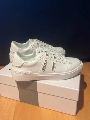 Valentino rockstud sneakers  - Nya och köpta från vinted med verifiering, så kvitto finns och kom gärna med frågor💕