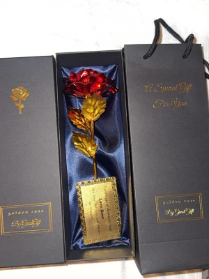 Guldfärgad ros i presentförpackning - Säljer en vacker guldfärgad ros i fin presentask. Helt ny i förpackning. En stilren och romantisk gåva som kan ges till någon man älskar/uppskattar.   Finns att hämta i Malmö men kan även frakta!