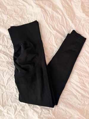 Svarta träningstights  - Säljer dessa svarta träningstightsen från shein som har scrunch i rumpan, sparsamt använda 🤍