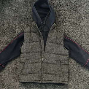 Stickad väst  - Riktigt fet stickad fodrad väst, en av dom fetaste västarna som finns (enligt mig). Varm och bekväm. Slimfit skulle ja nog säga, sitter extremt bra. Storlek S. Brungrå typ, väldigt fet färg. Ett hål i fickan det är den enda defekten 