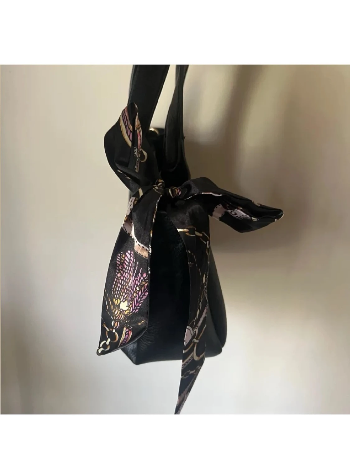 Svart handväska från Prada - 1