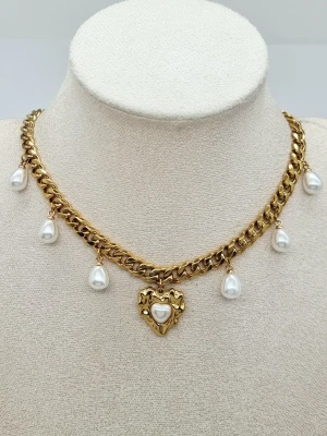 Handgjort halsband med pärlor och hjärta  - Handgjort halsband.  Material-rostfritt stål.  Kedjetjocklek-7, 2mm #70