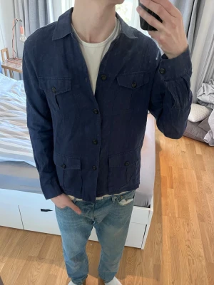 Linne-overshirt från John Henric - Riktigt snygg overshirt i 100 % linne från John Henric | Storlek M | Mycket bra skick✅|