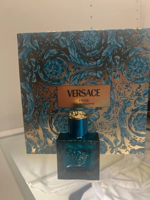 Versace Eros edt  - Säljer en Versace Eros edt 25/30ml kvar Vid funderingar hör av er 😊(OBS BARA PARFYMEN INGÅR INTE DUSCH GELÉN)