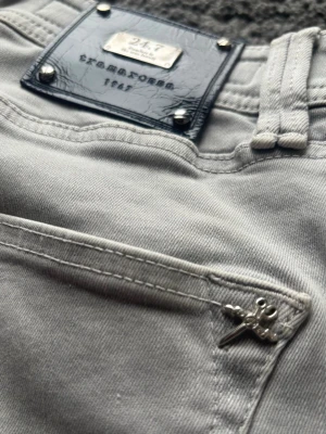 Sartoria Tramarossa Leonardo Slim Fit - Riktigt snygga Tramarossa med skräddarsydd premiumdenim. Ett av världens främsta lyxjeansmärken där varje detalj andas hantverk och exklusivitet. 🧵 Märke & Modell: Sartoria Tramarossa – Leonardo Slim Fit. 📏 Storlek: W29 (motsvarar ca W30). 🧩 Material: Italiensk bomull/elastan med komfortstretch. 📐 Mått: A 38 cm B 82 cm C 106 cm. ✅ Skick: 8,5/10, mycket bra. ✨ Made in Italy, handgjorda i Veneto. 💰 Nypris ca 4 500 kr!! 🕺 Passar 182-187 cm. ‼️Skickar samma dag/dagen efter‼️