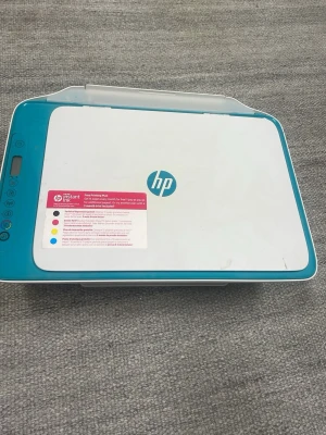 HP multifunktionsskrivare vit/blå - Säljer en HP multifunktionsskrivare i vit och blå färg. Skrivaren har plattbäddsskanner och kontrollpanel på sidan. Passar för utskrift, kopiering och scanning. Tillverkad i plast med modern design och tydliga knappar.