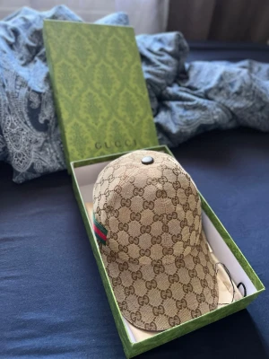 Gucci keps - Snygg beige gg keps. Använt den ba typ 1 gång för att testa den men den passar inte mig. Box och sånt följer med såklart. Pris går att diskuteras vid snabb affär.