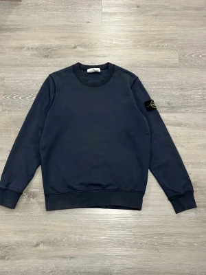 Stone Island Sweatshirt – Size S - Selling a Stone Island sweatshirt in size S, kept in excellent condition with no flaws, fading, or stretching. The iconic compass patch on the sleeve is intact and clean, and the material still feels high‑quality and sturdy. ⭐️