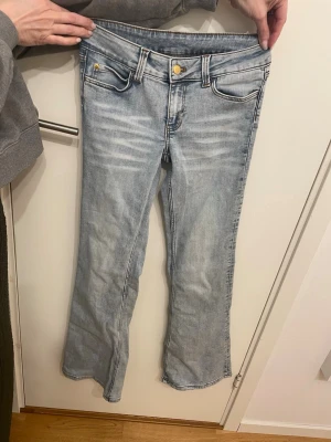 Ljusblå bootcut jeans Cheap Monday - Säljer ett par ljusblå bootcut jeans från Cheap Monday.Jeansen har låg midja och är tillverkade i denim med en snygg tvätt. Perfekta för en avslappnad och trendig look. Säljer då dom tyvärr var förstora,endast använda 3-4gånger.