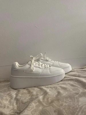 Vita sneakers  - Vita skor får skopunkten i storlek 41 ny pris 449kr  dom är endast testade 