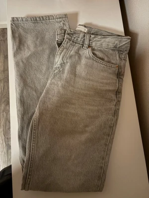 Grå raka jeans - Snygga grå midwaist jeans från gina tricot.