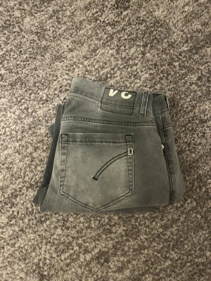 DONDUP - HEJ!  säljer mina dondup jeans!    Mitt pris=499kr     NYPRIS=4000kr.               Tveka ej att fråga om mer bilder osv!!!   Är öppen för pris förslag!