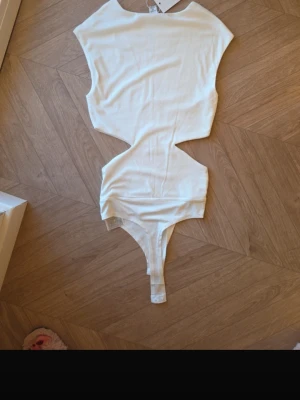 Cut out body - Skit snygg body från amisu