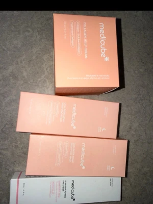 Medicube foundation collagen jelly - Foundation från Medicube i snyggt persikofärgat förpackning. Collagen Jelly Cream ger en återfuktande bas med kollagen och hyaluronsyra för en fräsch och naturlig finish. Perfekt för dig som vill ha en lätt och glowig look. Kommer i praktisk tub.