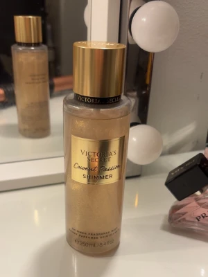 Victoria's Secret Coconut Passion Shimmer - shimmer body mist från Victoria's Secret i doften Coconut Passion 250ml flaska. Luktar vanilj och coconut väldigt somrig och får än att skina på huden mycket fint på sommaren mot solljuset. Köpte den i flygplanen i USA.