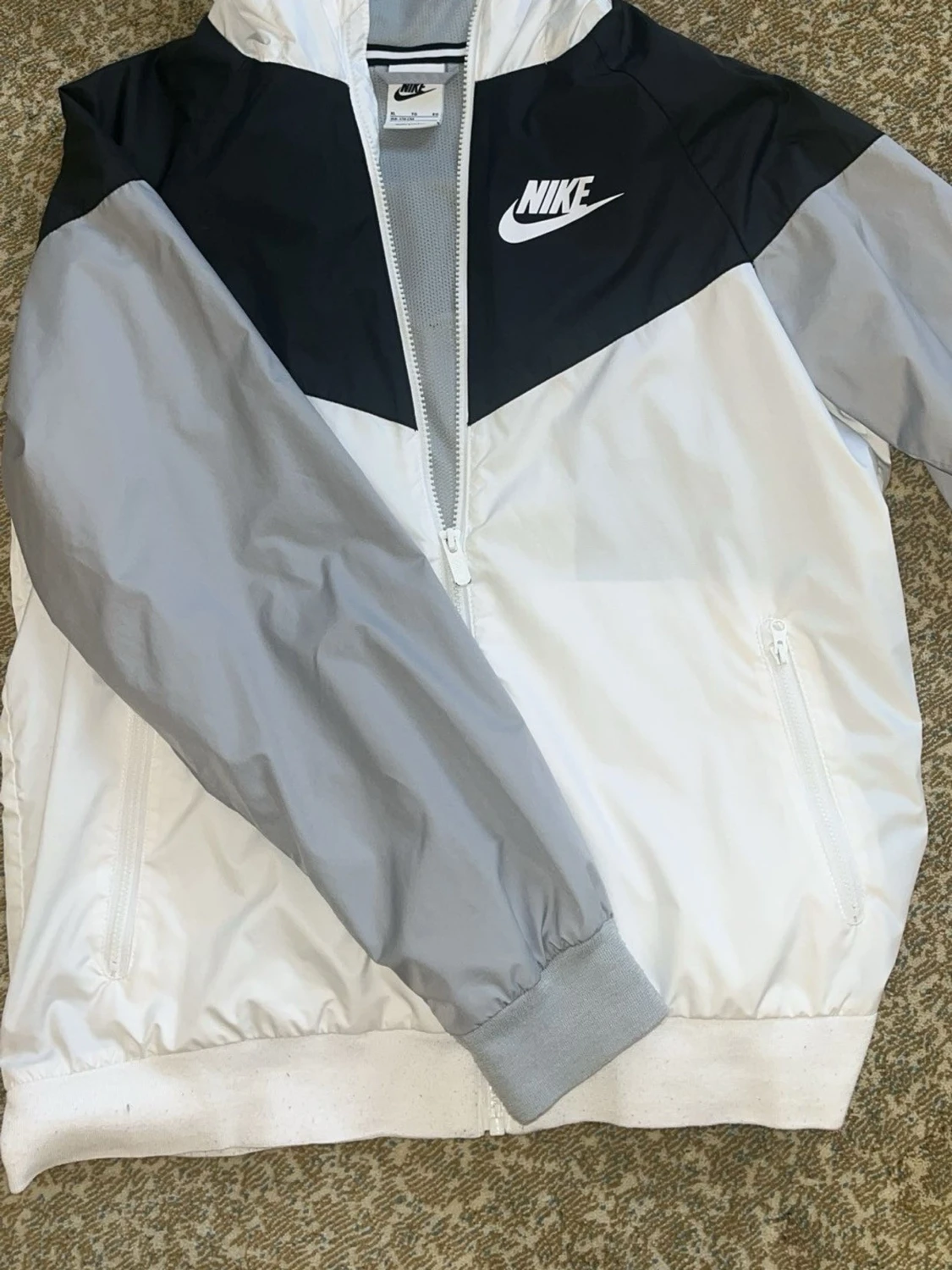 Nike vindjacka i vitt och grått XL Barn