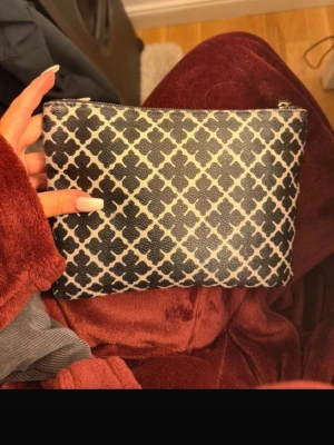 By Malene birger clutch - Den är i väldigt bra skick första bilden är lånad resterande är mina. Skriv vid funderingar eller frågor💕