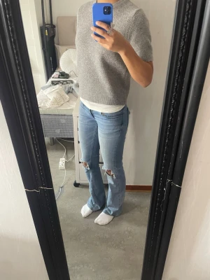 Grå stickad kortarmäd - Suuper fin grå stickad tröja från zara. Tröjan är använd, men på ett sparsamt sätt. Den är storlek M, men känns lite mer som storlek S💞