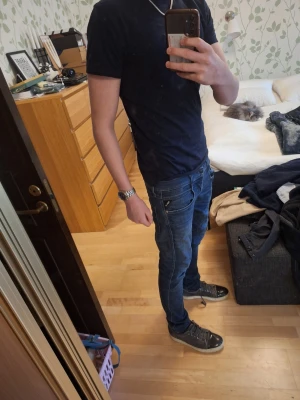 Blå replay jeans w32 L34 - Säljer ett par blå slim fit jeans från Replay med klassisk femficksdesign och snygga slitningar. Jeansen har normal midja och är tillverkade i stretchigt denim för extra komfort. Perfekta för en trendig och avslappnad look. De har bara används 2 gånger (nypris 1700) Skickar samma/dag efter köp