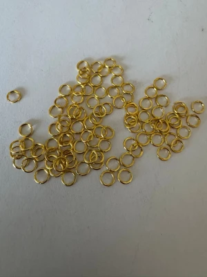 Ca 100 hopringar - Säljer av material som jag använt för att göra smycken. Har 2025 tillverkat och sålt smycken för över 50.000kr så är något folk uppskattar (om man håller låga priser) . Nu har jag dock tappat intresset så säljer av allt jag har. Kolla gärna in andra annonser   I denna annons hittar du material för att göra smycken . Ca 100st guldfärgade hopringar