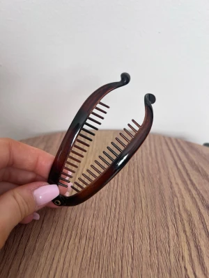 Y2K Brun Tortoise Bananklämma – 00s Hair Clip - Trendigt brunmelerad bananklämma i klassisk 00s-modell 🤎 Perfekt för slicked back pony för den där Y2K-looken.  Superfin tortoise-finish som passar till allt – från minimalistiskt till full 2000s vibe. Lätt, bekväm och sitter bra i håret.  ✔️ Fint skick ✔️ Trendig brun/tortoise ✔️ Perfekt till vardag & fest