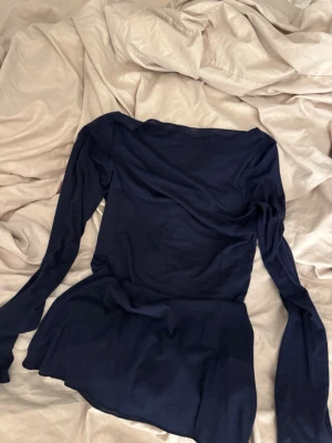 Mörkblå långärmad topp från Intimissimi - Säljer en mörkblå långärmad topp från Intimissimi. Toppen har en enkel, stilren design med rundad halsringning och är tillverkad i mjuk bomull. Perfekt att styla med jeans eller kjol för en clean look.💗