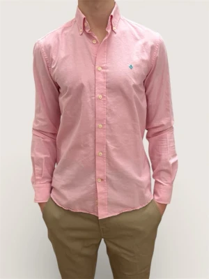 Morris skjorta - En riktigt schysst Morris skjorta i nyskick! Den är aldrig använd och modellen på bilden är 185 cm. Nypriset ligger på runt 1499kr. Hör av dig vid frågor eller funderingar:) 