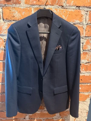 Marinblå kavaj - Marinblå kavaj från Bläck, tailored fit. Snygga breda lapels, strl 44 och passar mig som är 170cm och väger 60kg