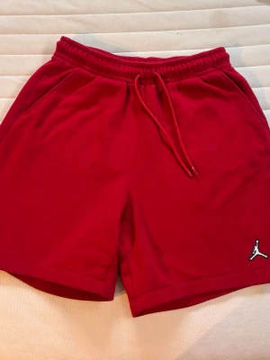Jordan shorts - Röda Jordan shorts två sido fickor plus en bak ficka elastisk midja