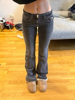 Lågmidjade bootcutjeans Gina Tricot - Säljer dessa svarta lågmidjade jeans från Gina Tricot. Storlek 170, motsvarar XS/S. Midjemått: 68 cm och innerbenslängd: 80 cm. Endast använd fåtal gånger och i super fint skick. 260 kr + frakt! Vid fler frågor, etc skriv privat ☀️🩷🙌🏼🏄🏽‍♀️✌🏼🫂