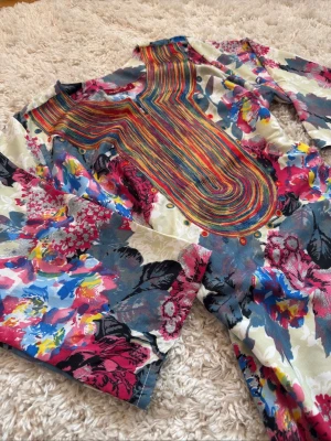 Abaya / jelabya  - Fin abaya / jelabya med fina färger och mönster, har flera stycken av denna modell i storlekarna 1 vilket motsvarar S - M och 2 vilket motsvarar L. Hör av er om vilken storlek som önskas🤍