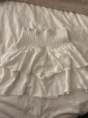 Volang kjol - Aldrig använd, storlek 158-164 som motsvarar xs ungefär