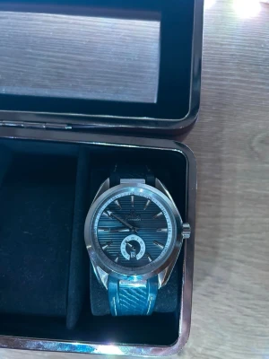 Omega Seamaster Aqua Terra - Denna produkt är en Omega Seamaster Aqua Terra 150M Small Seconds med blå urtavla och gummiband