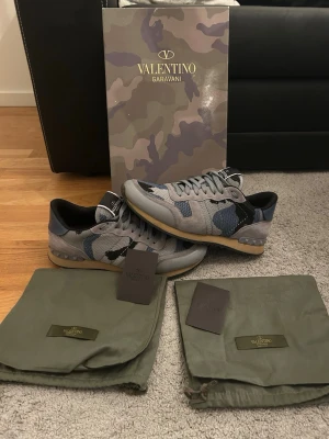 Valentino Rockrunner  - Säljer ett par feta Valentino Rockrunners skor i storlek 40,5 skorna är i riktigt bra skick och knappt använda! Hör av er vid frågor 