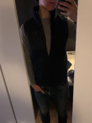 Fleece väst  - Blå fleeceväst - Storlek: XS - Mycket fint skick - Färg: Marinblå - Mitt pris: 399kr - hör av dig vid funderingar💫