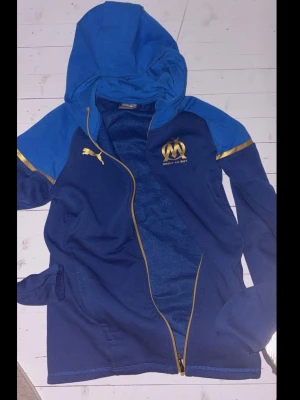 Fotbollströja  - Säljer nu min oanvända marsille tröja! Denna tröja är perfekt för kalla träningar. Du kan ha den båda på och utanför fotbollsplanen!