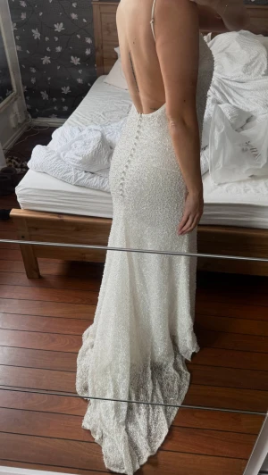 En vacker bal/bröloppsklänning - Säljer min otroliga balklänning jag bar 2024. Den drar åt sig många komplimanger och uppmärksamhet, unika detaljerade pärlor som täcker hela klänningen med en djup rygg. Denna är perfekt för dig som tar studenten i år eller till dig som kanske gifter dig? Köpt på meshki för 5000kr. Skriv vid frågor🤍