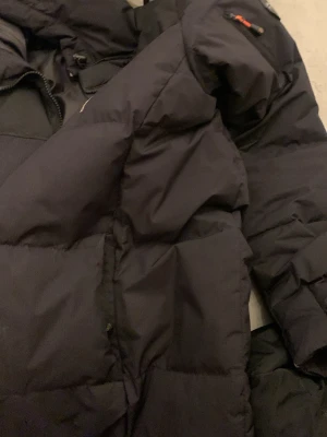 Svart dunjacka från Sail Racing - Säljer en sailracing jacka storlek M några små hål men det går att sy igen ganska bra skick