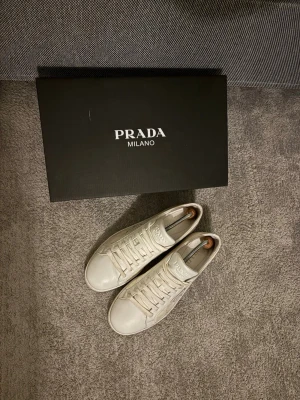 Prada skor  - Prada skor i gott skick, nypris 11000kr, säljs för 3999kr vilket är riktigt bra. Skriv vid intresse. (: