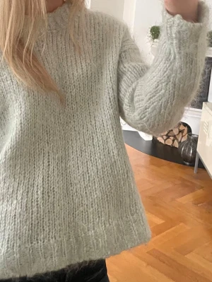 Stickad mohair tröja  - Intressekoll på denna jättefina mohair tröja i mintgrön från HM. Storlek M men skulle säga att den passar S också. Tröjan är i bra skick och har inga defekter. Hör av dig vid frågor 🥰