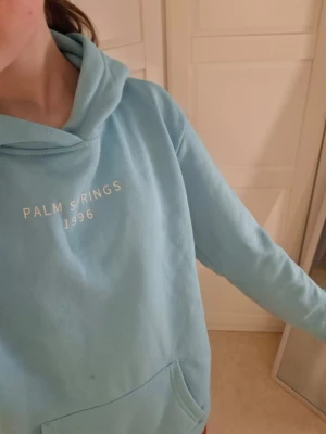 Ljusblå hoodie - Säljer denna ljusblåa hoodie från primark💕Den är använd några gånger och är i mycket bra skick. Strl Xs. Kontakta mig innan köp💕