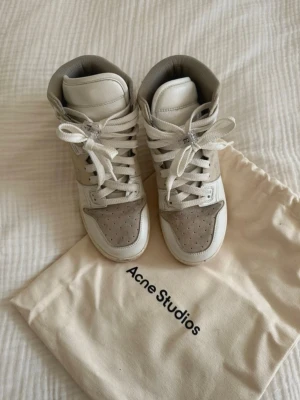 Beige och vita sneakers Acne Studios - Säljer ett par höga sneakers från Acne Studios i beige och vitt. 
