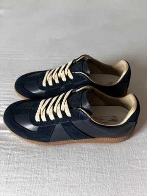 Maison margiela gats mörkblå - Ett par riktigt feta gats i storlek 42, dustbags fås med, skickar alltid samma dag ✅🚚