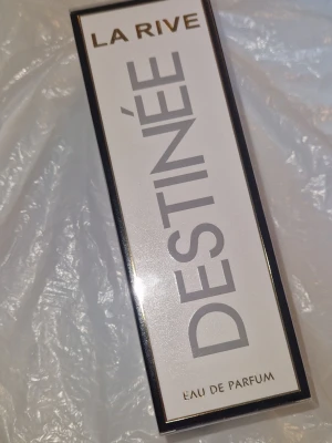 Parfym - Helt ny La Rive Destinée Eau de Parfum, en feminin doft för kvinnor som är känd för sina orientaliska och blommiga noter. Denna parfym beskrivs ofta som ett mer prisvärt alternativ till lyxdoften Yves Saint Laurent Libre. 