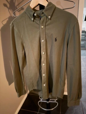  Polo Ralph Laurent skjorta - Säljer nu denna mörkgröna Ralph lauren skjortan i 10/10 skick då den är använd en gång. Nypris:1699. Skriv vid fler frågor eller funderingar! Pris går att diskuteras vid snabb affär!
