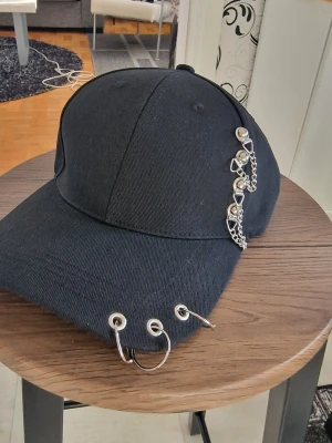 Keps snapback - Keps snapback. Huvud 55-60 cm. Justerbar. 100 % bomull.