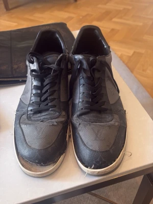 LV sneakers - Säljer dessa LV sneakers som är äkta, köpta i louis vuittons flagship store i London den 7e Mars 2022, säljs billigt då dom är helt trasiga, nypris 8000, kan fixas om man går till en bra skomakare